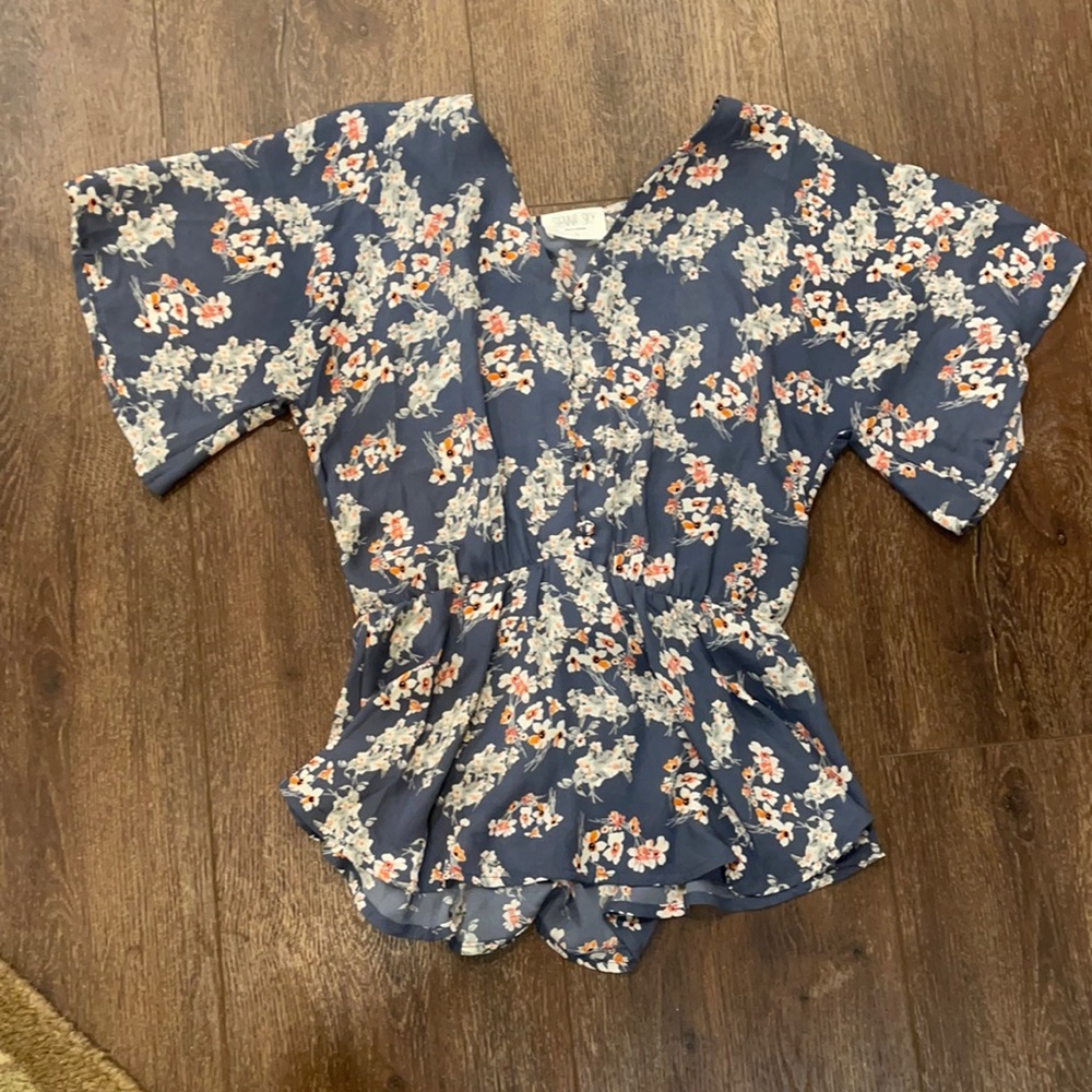 Cute V neck flower top